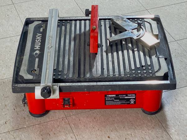 HUSKY TILE WET SAW, LIGHTLY USED 1