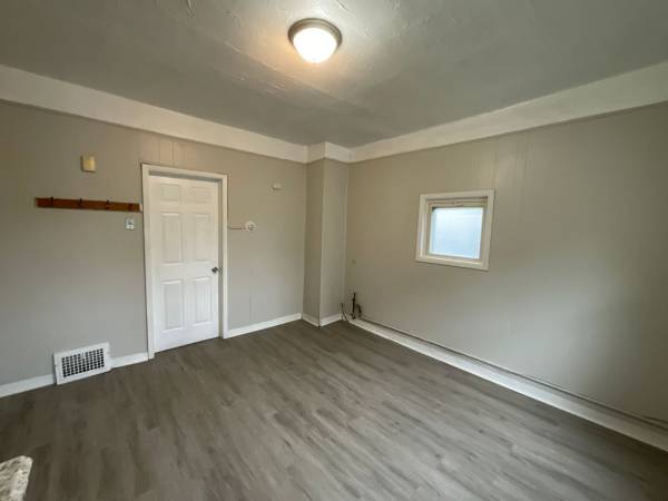$700 / 1br - Great charming...1 bd, 1 ba | Available Now

In-Person Showings Available (Cleveland)63860362614657121