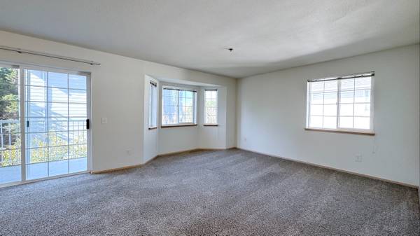 $1,795 / 2br - 980ft2 - Top Floor, Private Balcony, Green Views, Storage Space, W/D In Unit! (Bellingham)635096501827871213