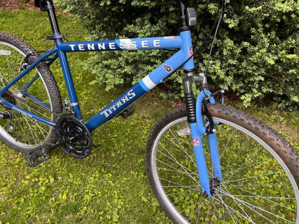 Bicicleta de montaña Tennessee Titans de 16 pulgadas, 21 velocidades - $100 (Ridgefield, Connecticut)63470438892929121