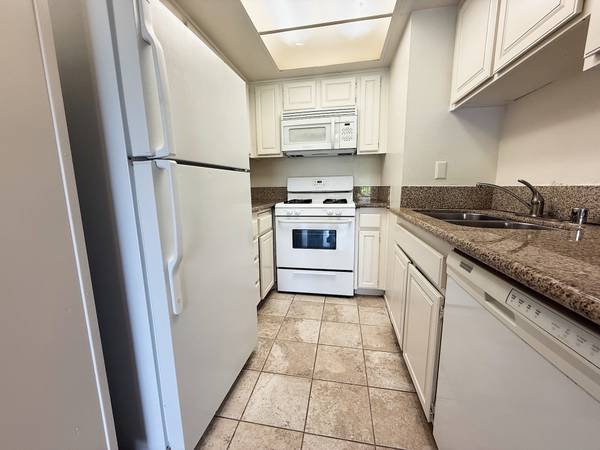 $4,320 / 2br - 2BR 2BA Westwood Apt Near UCLA w/ Fireplace/Laminate/Carpet Floors (Westwood 90024)63953078298883124