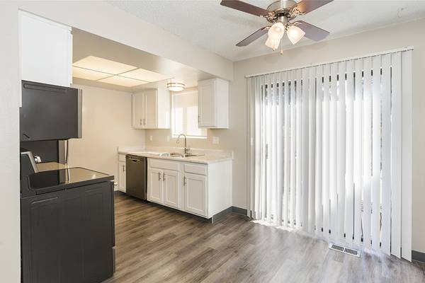 $1,600 / 2br - 985ft2 - Don't Wait Pre-Lease This Nice Townhome (Colorado Springs)63658263785347121