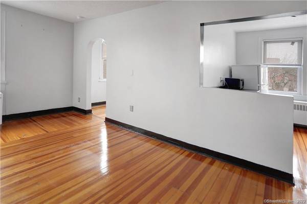 $1,700 / 1br - 850ft2 - Bright Corner 1 Bed in Secure Building w/FREE Heat & HW + Laundry! (New Haven)64010164253955124
