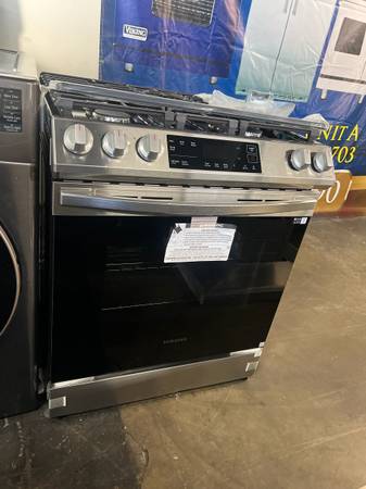 OPEN BOX SAMSUNG GAS SLIDE IN STOVE 30” 1
