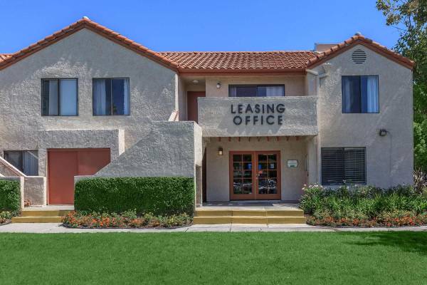 $2,549 / 2br - 828ft2 - 2 bedroom, Children's Play Areas, Private Patios and Balconies (23700 Valle Del Oro, Santa Clarita, CA)63912983603843122