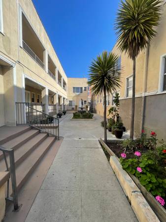 $1,325 / 250ft2 - Estudio luminoso, pisos duros, cocina completa, excelente edificio/área, ¡imperdible! (área de Larchmont)63818728334081124