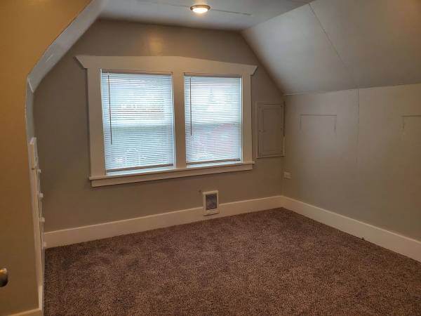 $900 / 1br - 500ft2 - 1 bedroom with built ins dressers and walk in closet. (Bremerton)63866942146433123