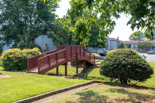 $1,080 / 2br - 920ft2 - We have the perfect 2 bed 2 bath for you and your pets! Tour today! (Huntsville - Across from Post Office)63801834714883122
