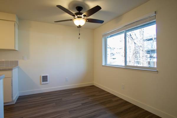$1,450 / 2br - Spacious Top Floor 2-Bedroom w Fireplace, W/D, D/W, & Parking! (Gresham)63895123763075124