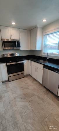 $2,400 / 2br - 2 Bedroom Apartment (Beverly)63951148691458121