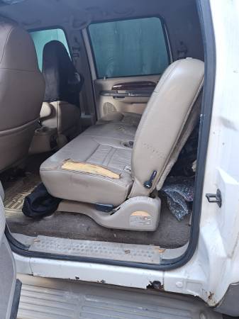 2000 ford excursion 200k runs strong - $2,800 (midwood)63654720590467123