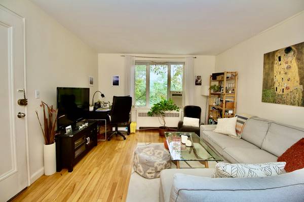 $2,500 / 2br - Brookline 2 Bed/1 Bath Apartment | Near Beaconsfield Station63699488297603120
