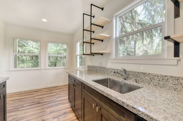 $1600.00 / 1br - 650ft2 - ¡Recién renovado de 1 dormitorio en el centro de Colfax!63952109152515123