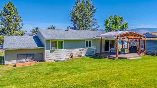 $524,900 / 4br - 2062ft2 - REDUCED!  New South Hills Listing (2227 E. Crescent Dr.)63656975850499123