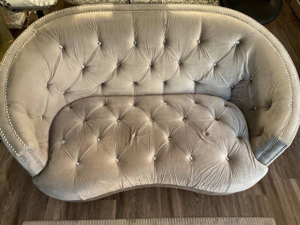 Gorgeous Luxury Grey Velvet Tufted Love Seat 1