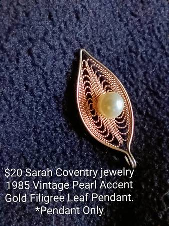 Vintage Sarah Coventry Pearl Accent Gold Filigree Leaf Pendant 1