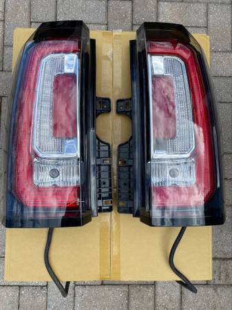 GMC Tail Light (set) - Year: 2016 1