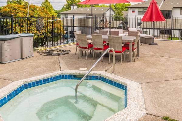 $1,595 / 1hab - 710ft2 - ✨Unidad 36 Planta Baja de 1 Dormitorio, 1 Baño con Chimenea✨ (Beaverton)63831465279107123
