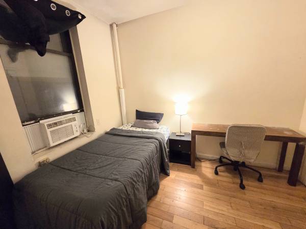 $1,095 / 5br - 90ft2 - Furnished Smallish Room on Broadway (143 street) (Harlem / Morningside)64033457290115122
