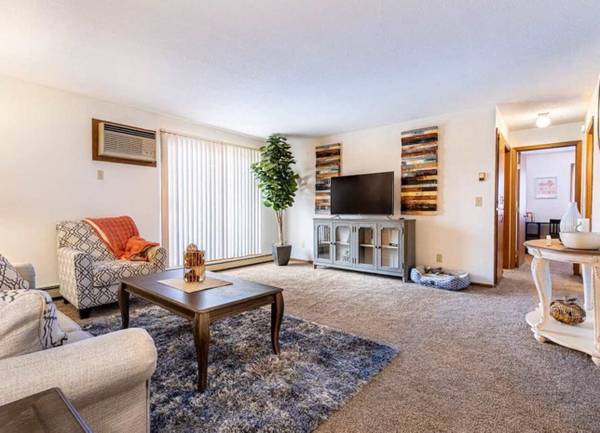$940 / 2br - 745ft2 - Affordable 2BR – Stylish Home Near Dining & Parks (1310 15th Street North, St. Cloud, MN)63988653257987120