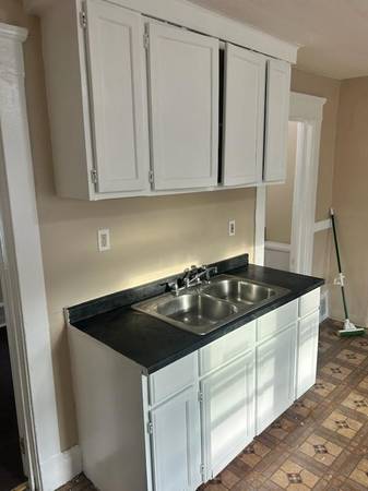 $950 / 2br - 900ft2 - Tremont - Near Christmas Story House (Tremont - South of Clark)63860363437827120