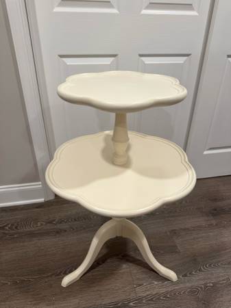 Offwhite wood two-tiered end table 1