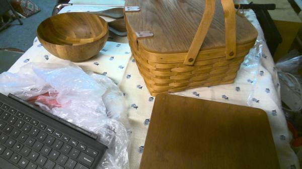 Beautiful, Classic Longaberger large picnic basket 1992 - $45 (Wrightstown/Newtown, PA)63442996116737122