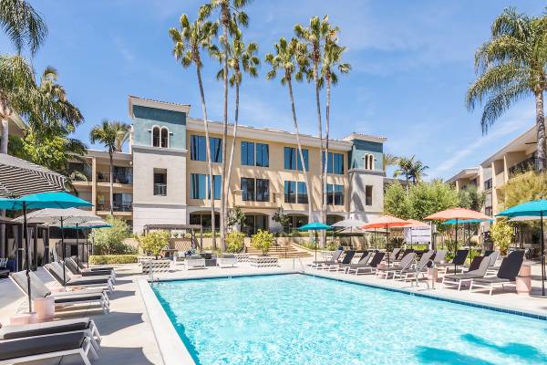 $2,550 / 1br - 580ft2 - Charming 1bd/1ba with Tennis, Theater Room, and MORE Amenities! (Sherman Oaks)63700977584643123
