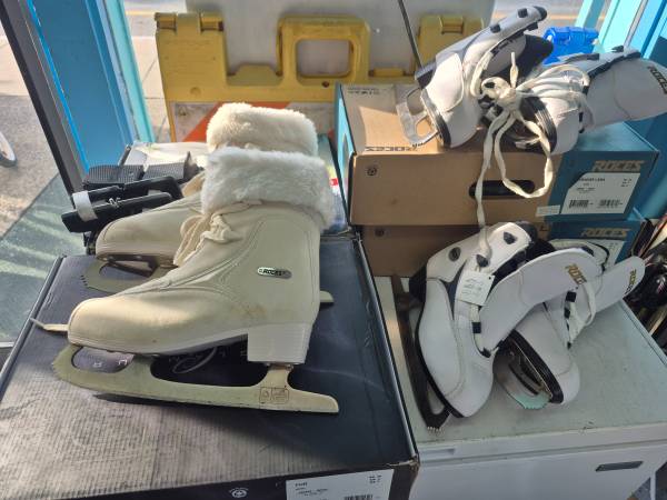 Womens Roces Fur size 6 Figure Skates 1