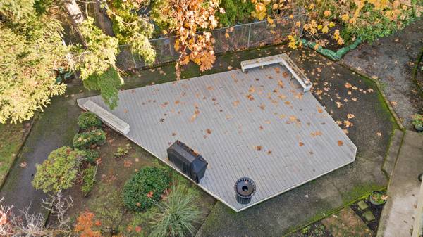 $2,300 / 2br - 919ft2 - 2BD 1BA, Courtyard with BBQ, Washer/Dryer (40 Newport Way NW, Issaquah, WA)63688333285507121
