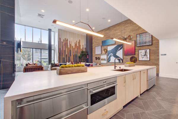$4,653 / 2br - 902ft2 - USB outlets, Bike storage, Walk-in showers (SOMA / south beach)63785476891011120