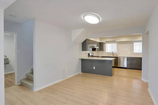 $1,210 / 2br - Spacious Modern apartment with Open-Concept Kitchen & Large Balcony! (santa cruz)64023716104706120