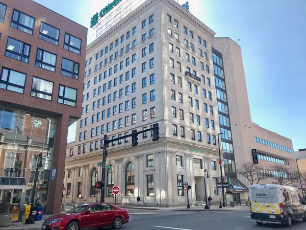 $2,250 / 2br - 781ft2 - Large 2 BR/2Bath Apt with 2 months Free Rent!  Boutique Living! (875 Elm St, Citizen's Bank Bldg-Manchester)63931657236098121