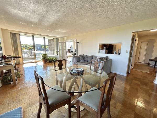 $4,800 / 2br - 1570ft2 - Village - Spacious 2BA w/ Pool, Tennis & Parking - Dec 1 (Brookline)64167984286977120