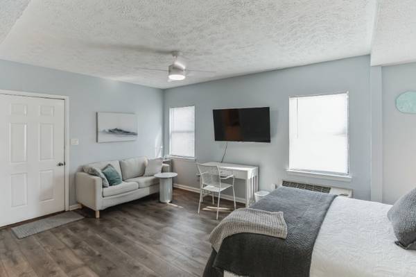 $1450.00 Large studio including all utilities 1 1/2 blocks from the beach63910446532354123