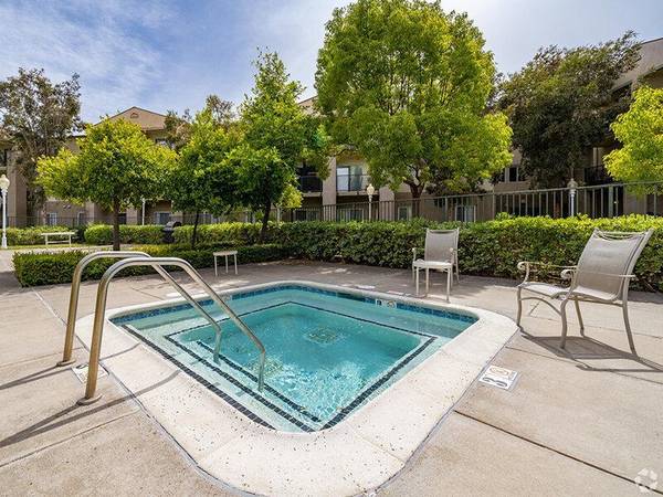 $1,456 / 1br - 517ft2 - Live Vibrant-1 BR with Balcony, Social Events & Relaxing Hot Tub (vallejo / benicia)63847326083075124