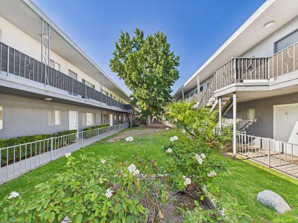$2,250 / 2br - 800ft2 - Must See 2 Bedroom in Canoga Park - Air Conditioning - Plank Flooring (Canoga Park)63701166956291123