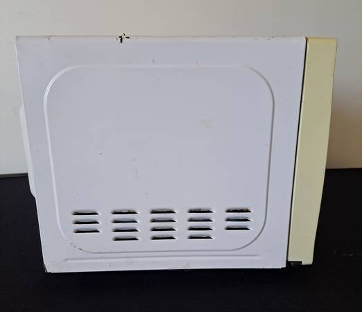 Magic Chef Mini Microwave Oven - $35 (Lincoln Heights)63471470008963124
