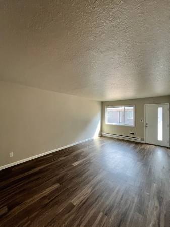 $1,495 / 2br - Large 2-Bed! Parking, Faux Hardwoods & Pet Friendly! (Vancouver)63777293693187122
