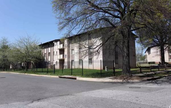 $2,022 / 4br - 811ft2 - Elegance in every detail: Dive into our 4 BR, 1 BA. (Lanham - Bladensburg Waterfront Park)63779464437123122