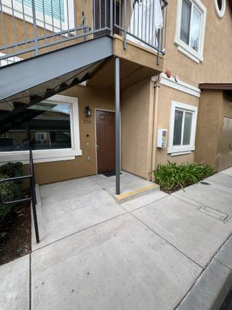 $3,350 / 3br - 1093ft2 - 3-Bed, 2-Bath Condo in Gated Community – Lakeside64150317969794120