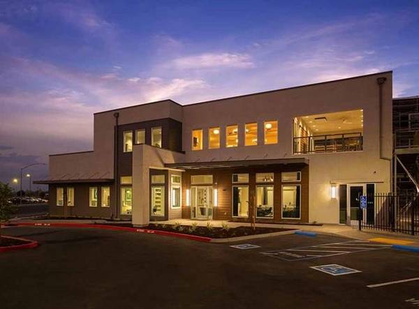 $1,795 / 453ft2 - Controlled access entry gateway, Elevator access to all floors63970159604610121
