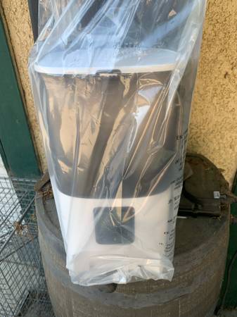 Automatic pet feeder 1