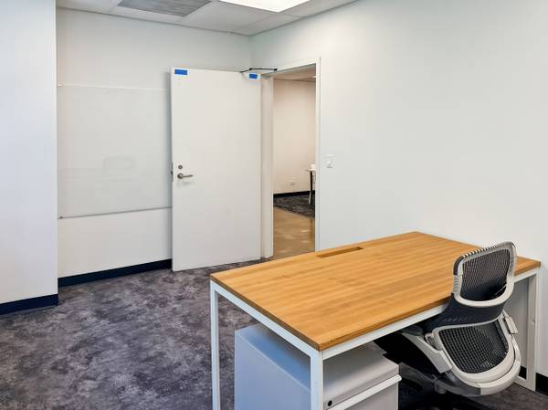 $1,059 Window Office AVAILABLE at 40 E. Huron- 24/7 Access! (Magnificent Mile)64041647639297121
