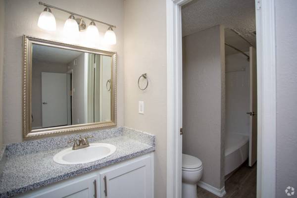 $899 / 1br - 630ft2 - Where Fall Feels Like Home (1400 Shady Ln, Bedford, TX)63796556047747123