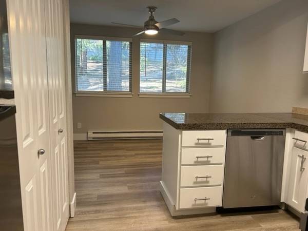 $2,575 / 2br - 1000ft2 - 2/bd 1/ba apt, Fully-equipped kitchen, Large deck w/ storage, has W/D (Bellevue)63944822284419121