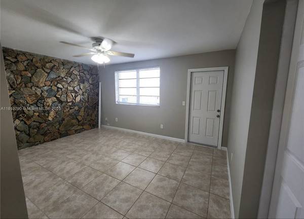 $2500.00 / 2br - 1250ft2 - Exceptional duplex in prime Hollywood location.63825138252417122