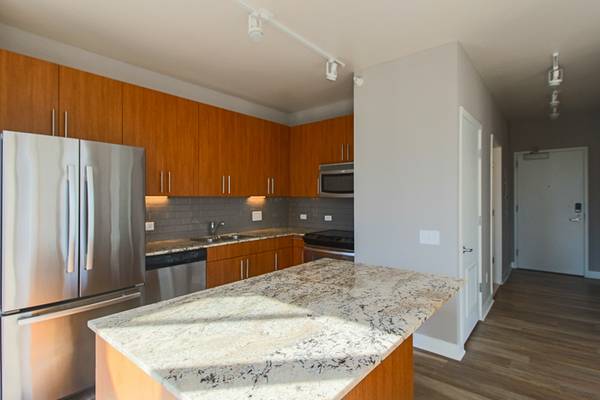 $2,590 / 1br - 882ft2 - Beautiful 1bed washer/dryer in unit, hw floors, balcony, & pool (River North)63898984595842124