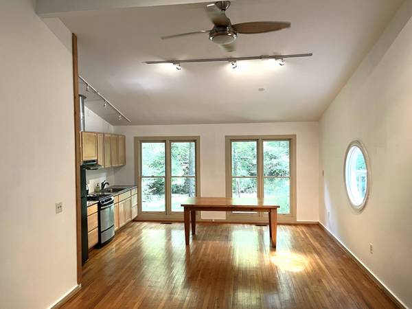$1,400 / 1br - 1000ft2 - Apartamento tranquilo de un dormitorio grande junto al arroyo (Athens)63825472678403124