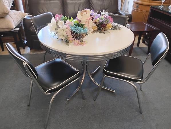 Retro 1960s style metal round table with chairs 1
